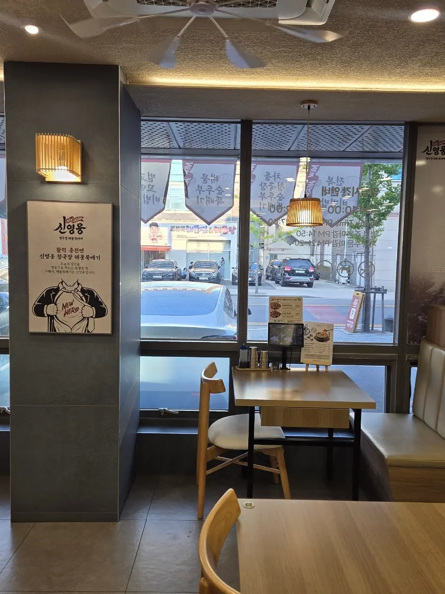 입구에 전시된 브랜드 대상 수상과 방송 이력