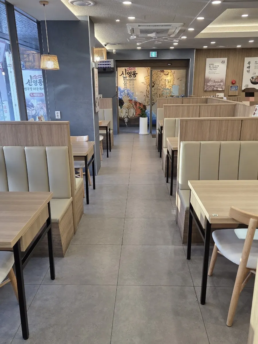 2인석과 4인석이 놓인 넓은 홀 내부