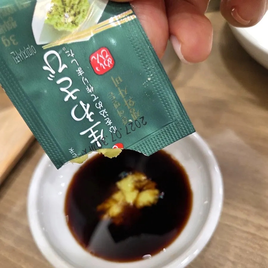 해물 아래 깔린 스파게티면