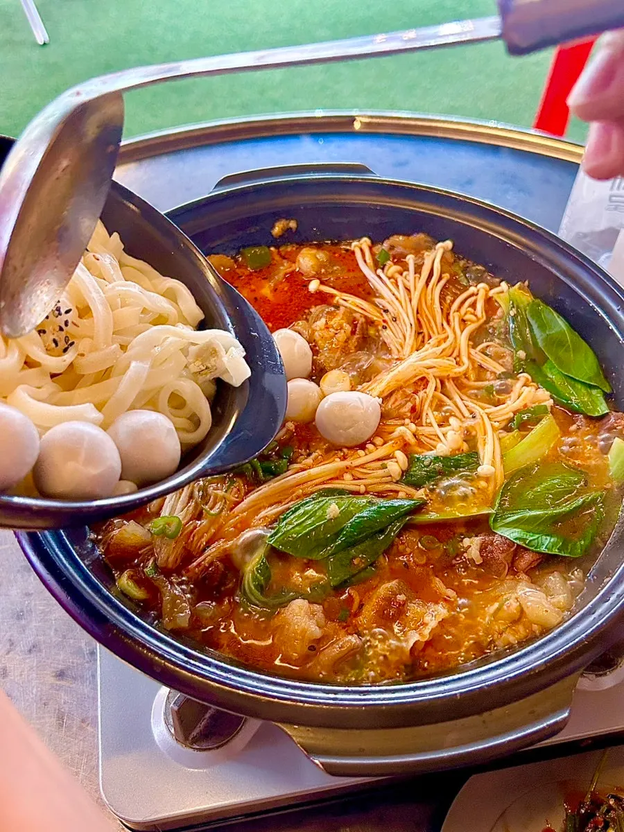 Kalguksu noodles added to the hot pot