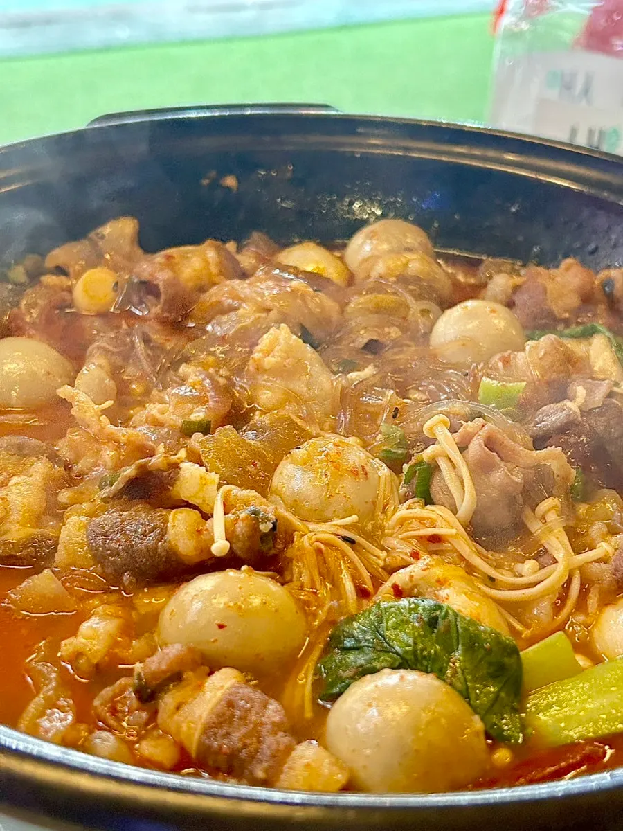 Hot pot thickened after adding kalguksu and ongsimi