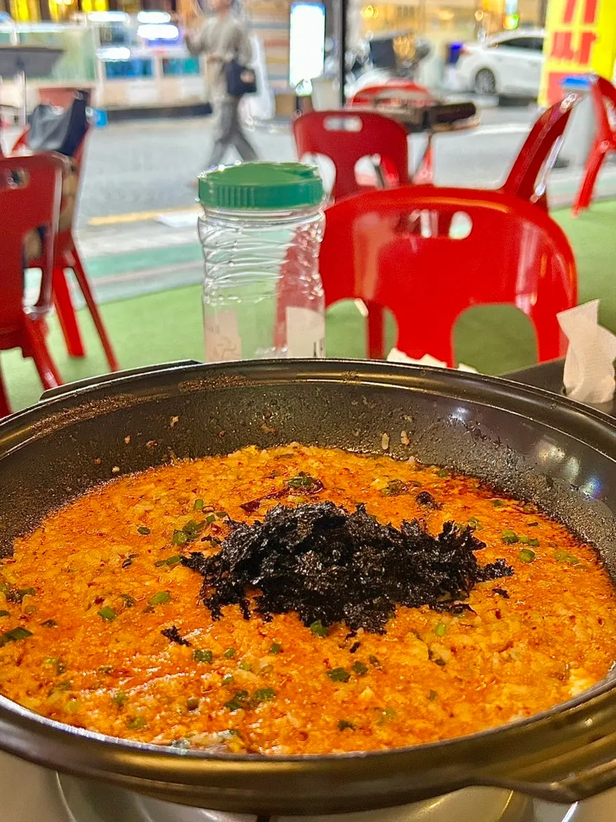Hot pot egg porridge with a generous amount of rice