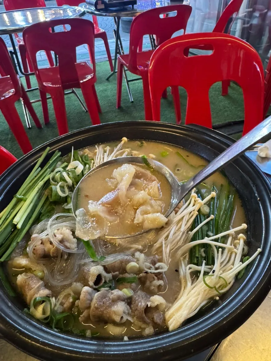A ladle scooping up tendon and beef