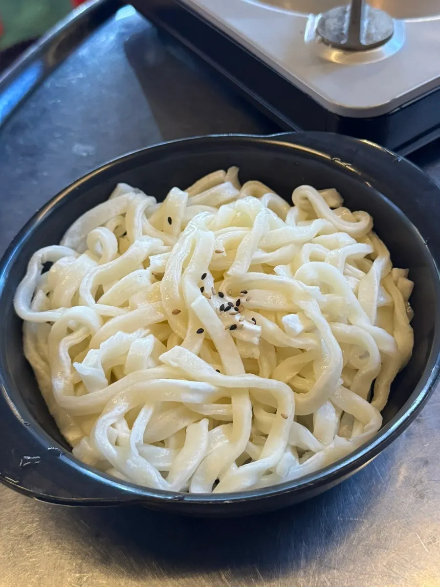 Kalguksu noodles added into the hot pot