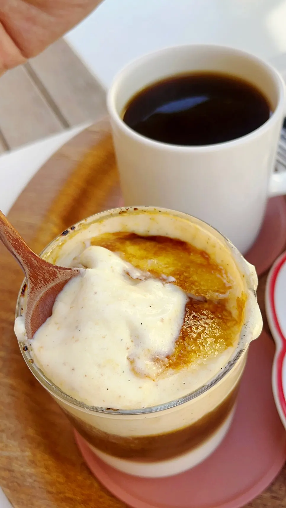 Table with soufflé and drinks together