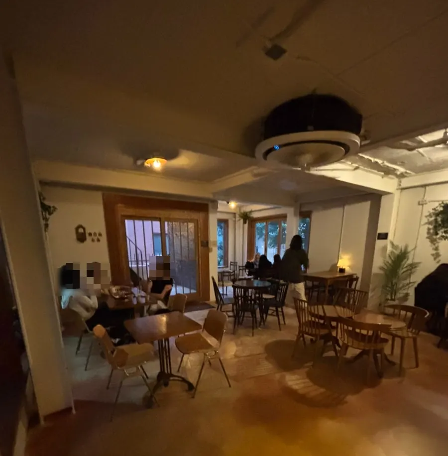 우드톤 인테리어의 2층 좌석