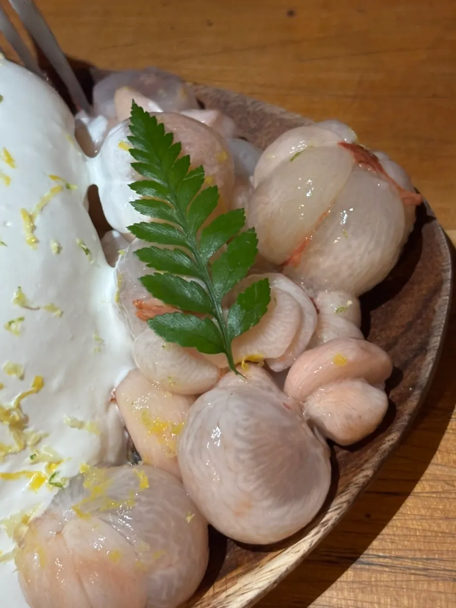 크림이 올라간 망고스틴 수플레