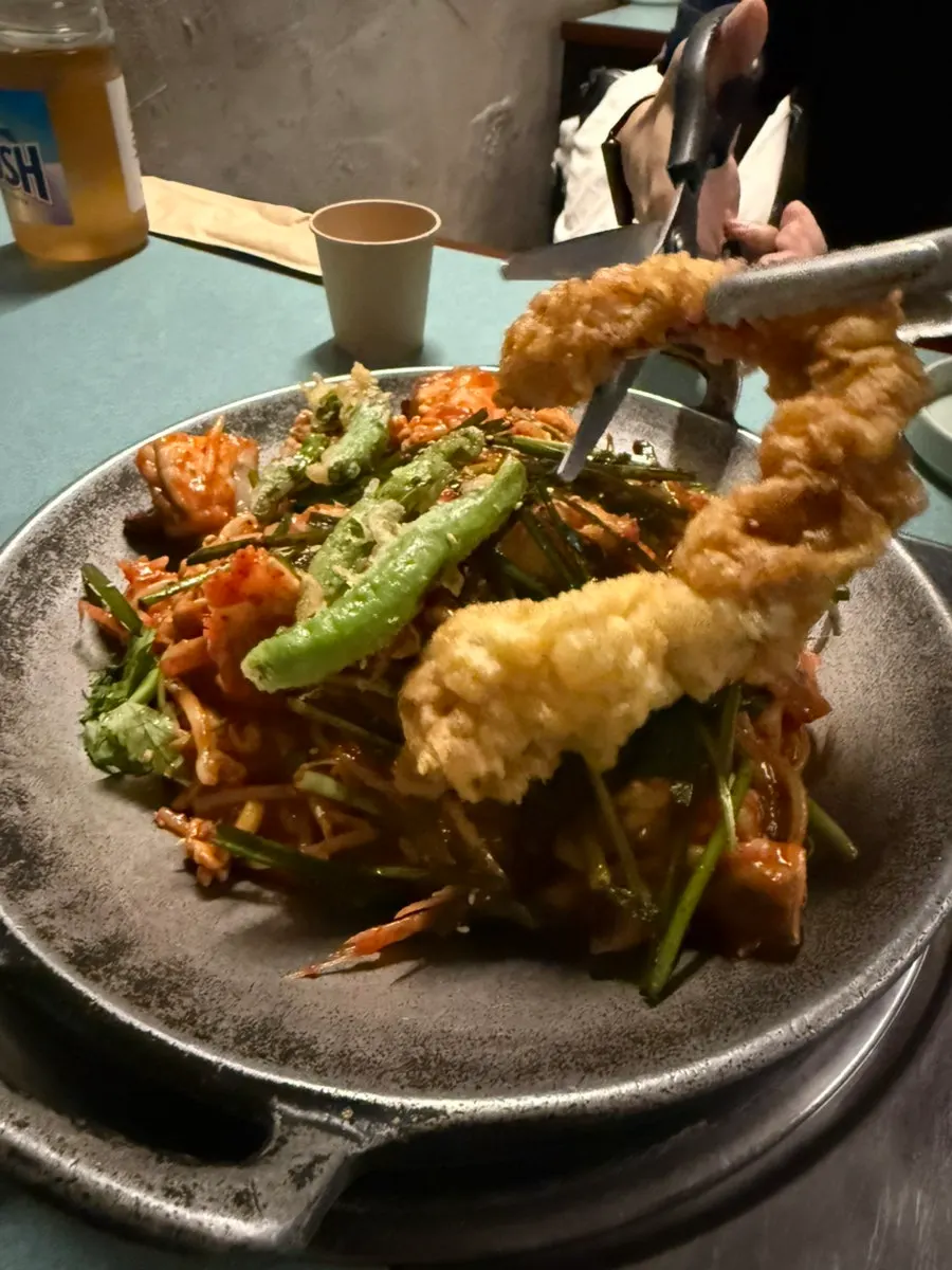곱창튀김과 꽈리고추튀김이 올라간 아구찜
