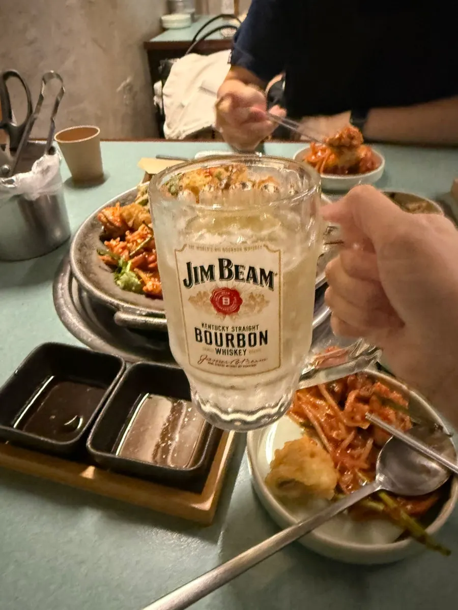아구찜과 함께 놓인 시원한 하이볼