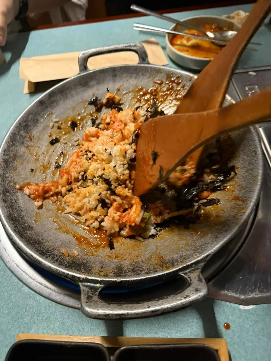 하이볼 잔과 아구찜이 놓인 테이블
