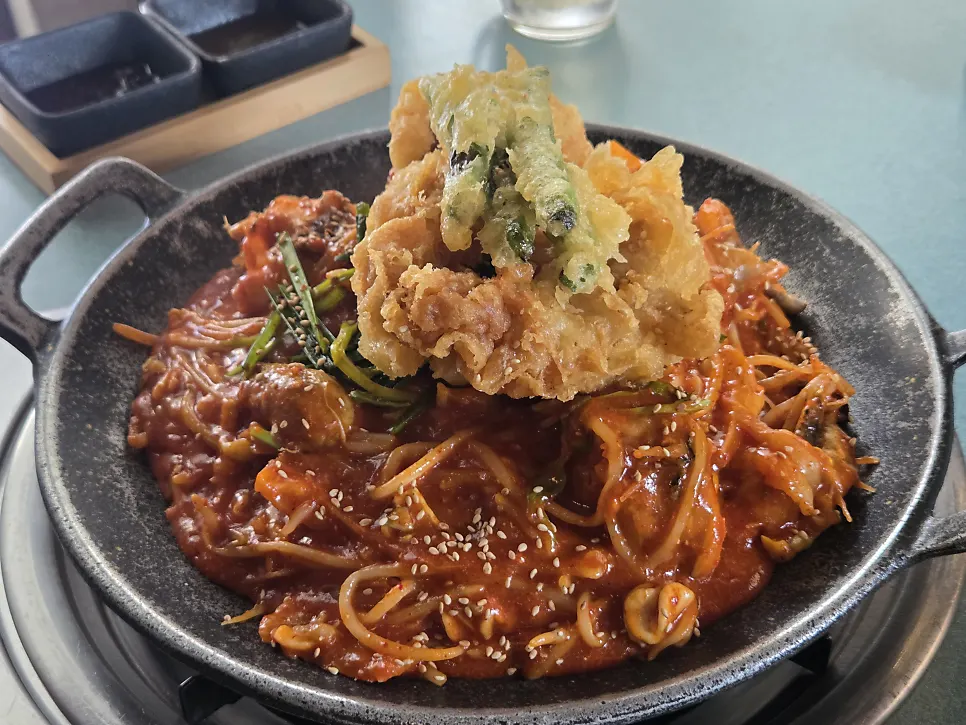 곱창튀김이 올라간 아구찜 2인 상차림