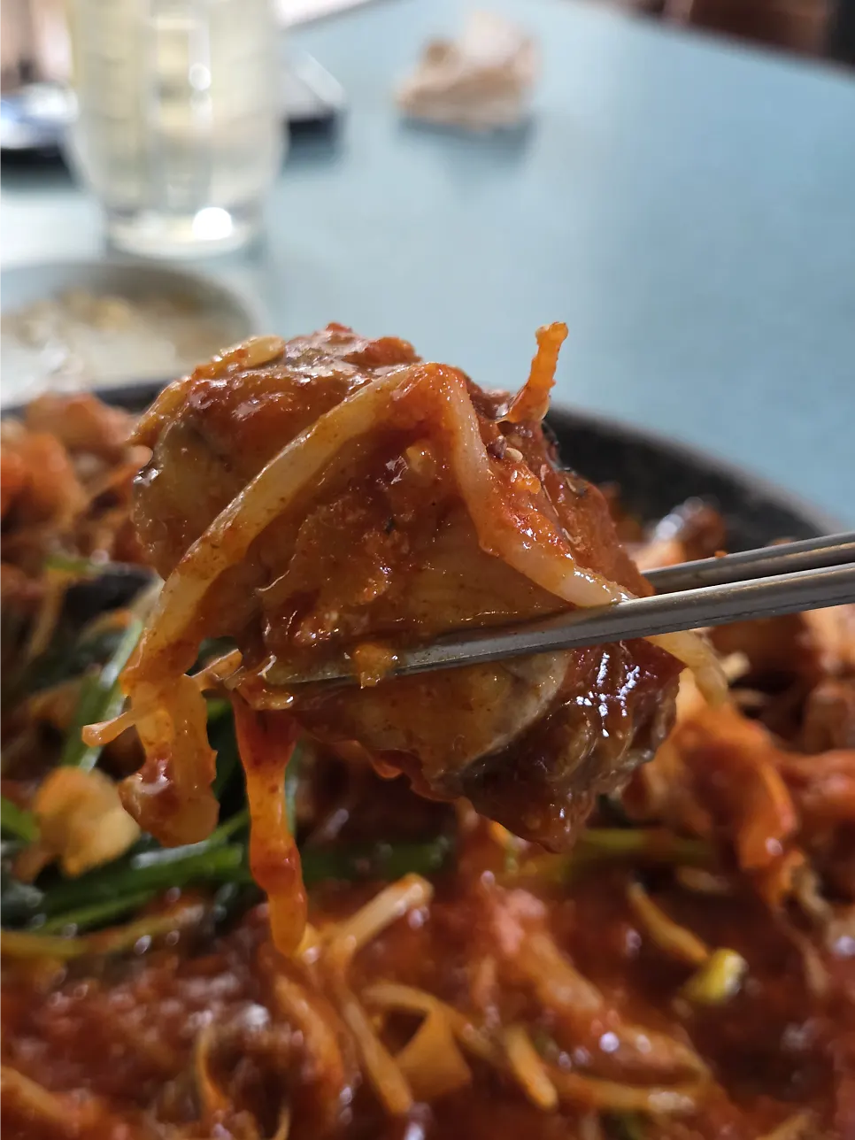 양념에 묻힌 바삭한 곱창튀김 한 조각