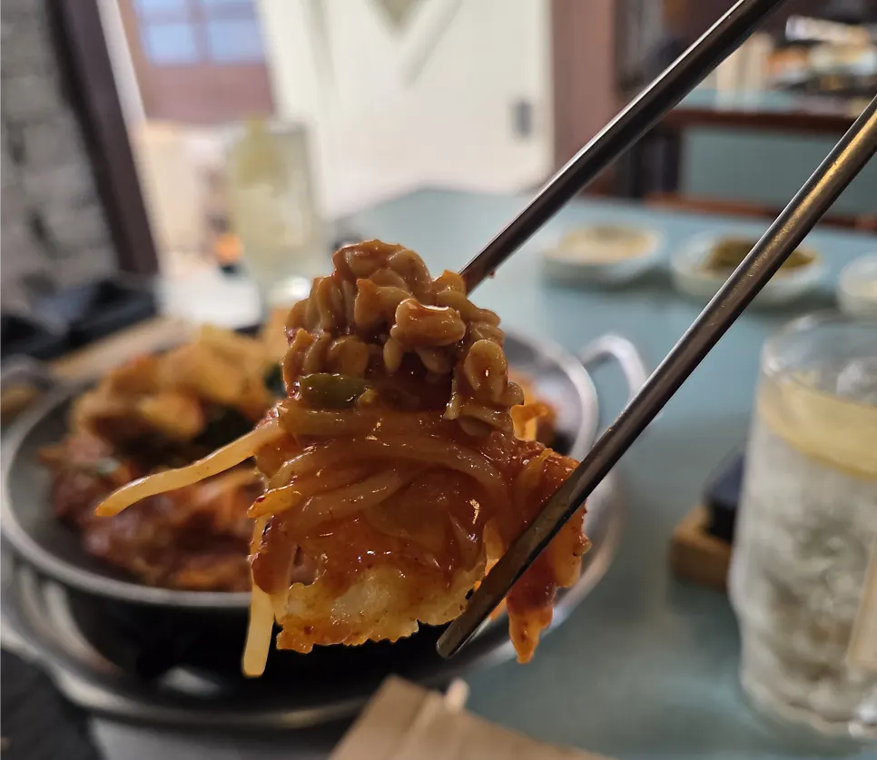 아구살과 콩나물, 곱창튀김 클로즈업