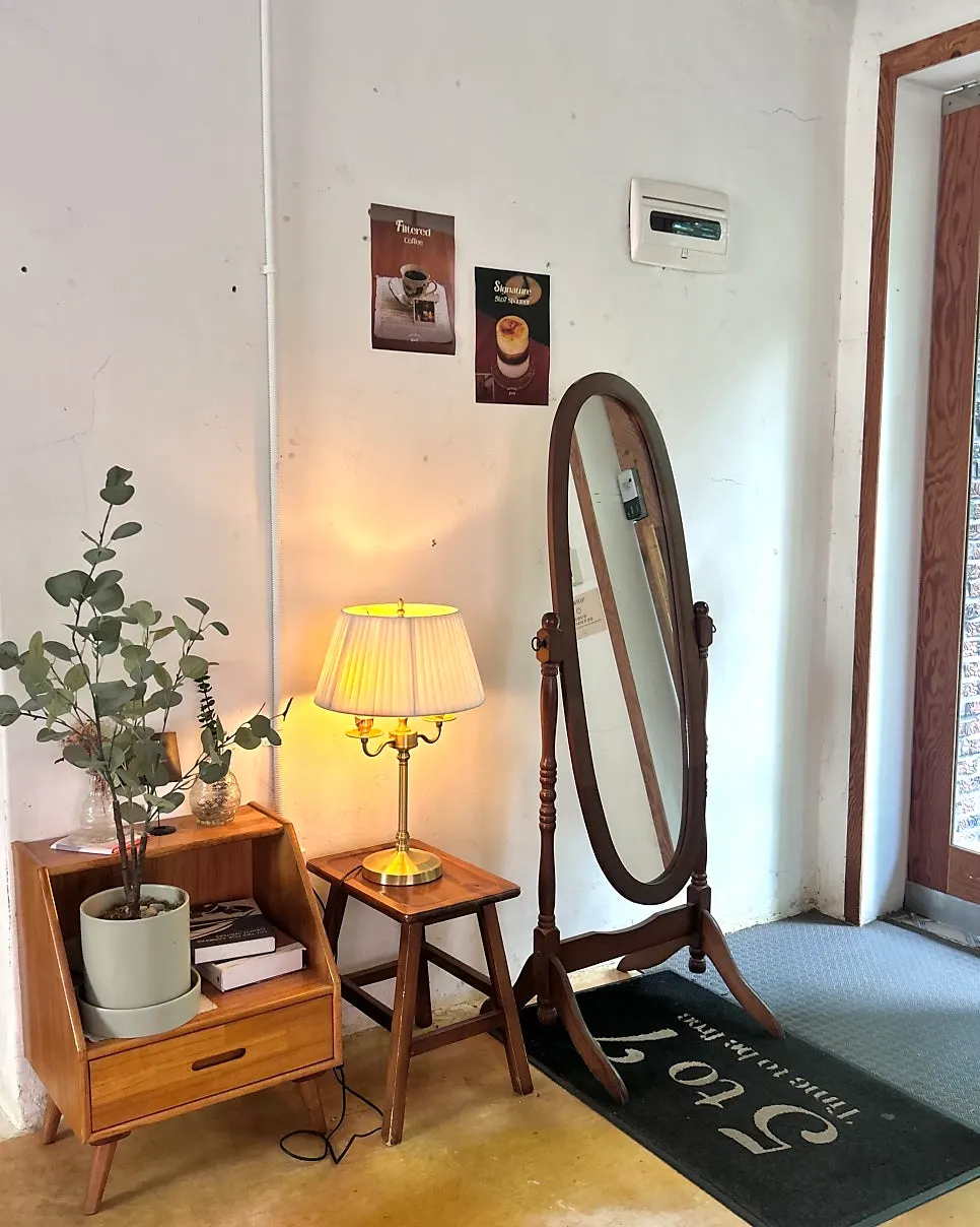 Stairs to the second floor at 5to7 Seongsu Main Branch