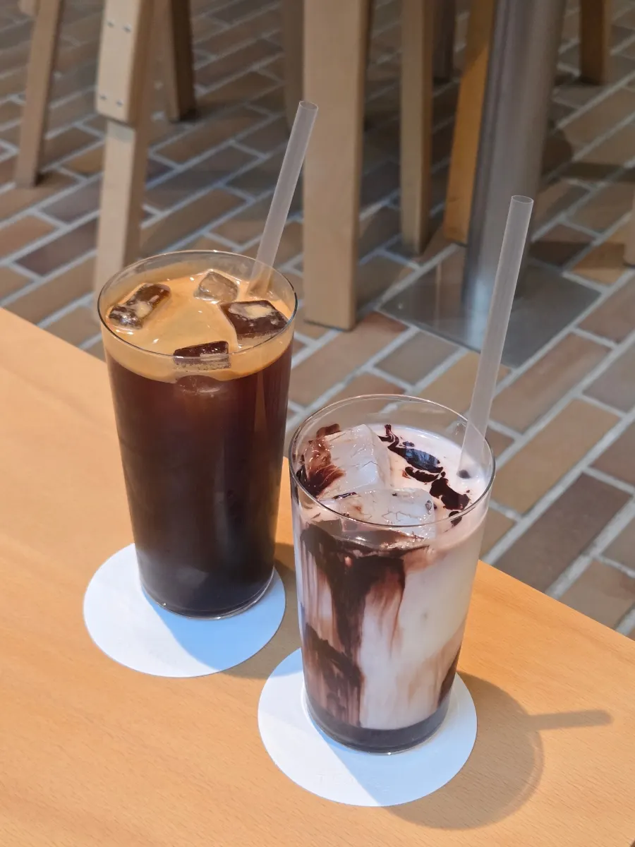 Iced americano with large ice cubes