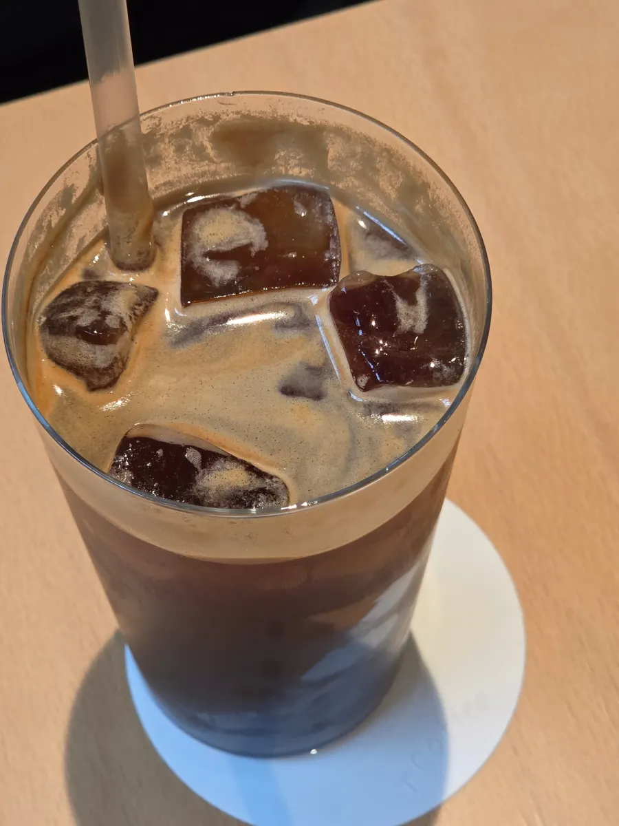 Close-up of the americano cup on the table