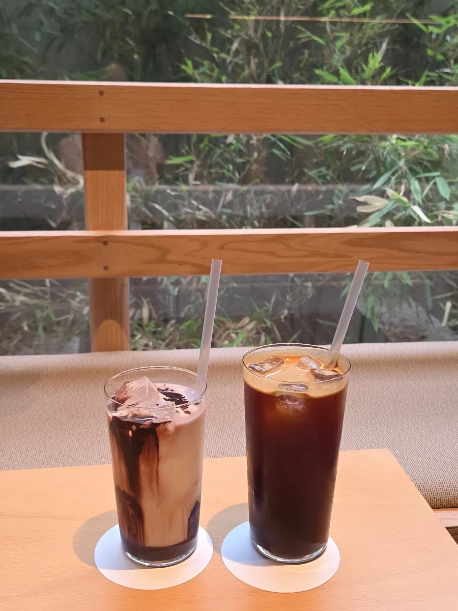 Americano and chocolate latte placed together on the table