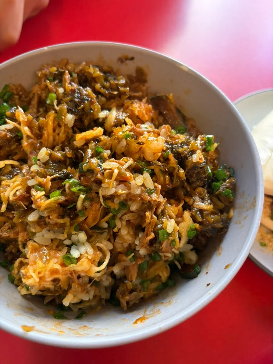 Braised pork rice bowl mixed with chopsticks