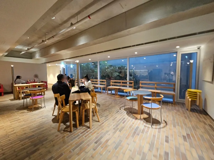 TCoffee 흰색 글씨가 새겨진 유리 출입문