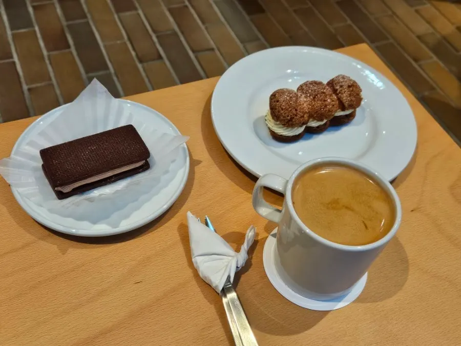 트레이에 담겨 서빙된 음료와 디저트