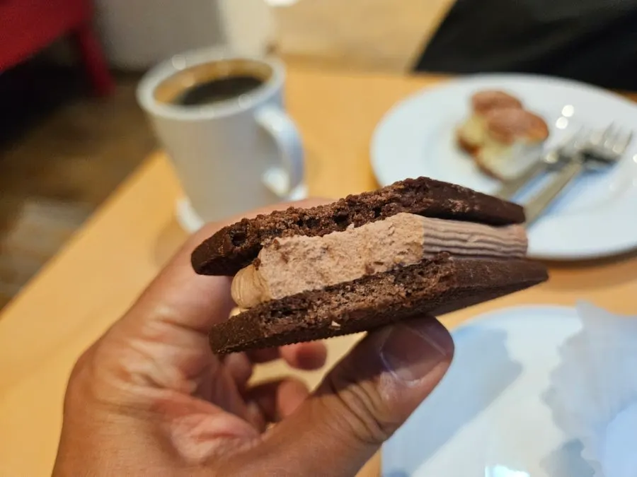 커피와 샌드 쿠키가 놓인 테이블