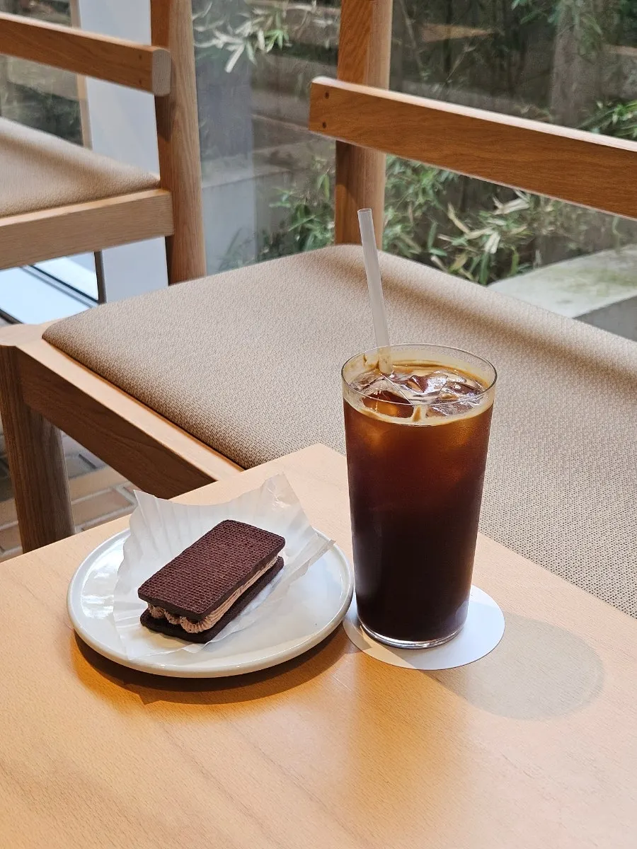 창가 자리에 놓인 아이스 아메리카노
