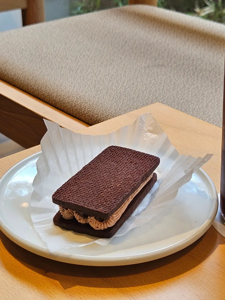 아이스 아메리카노와 함께한 카페 테이블