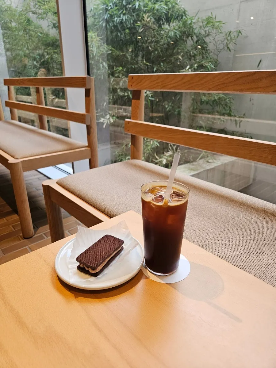 간격이 넓은 카페 테이블 배치
