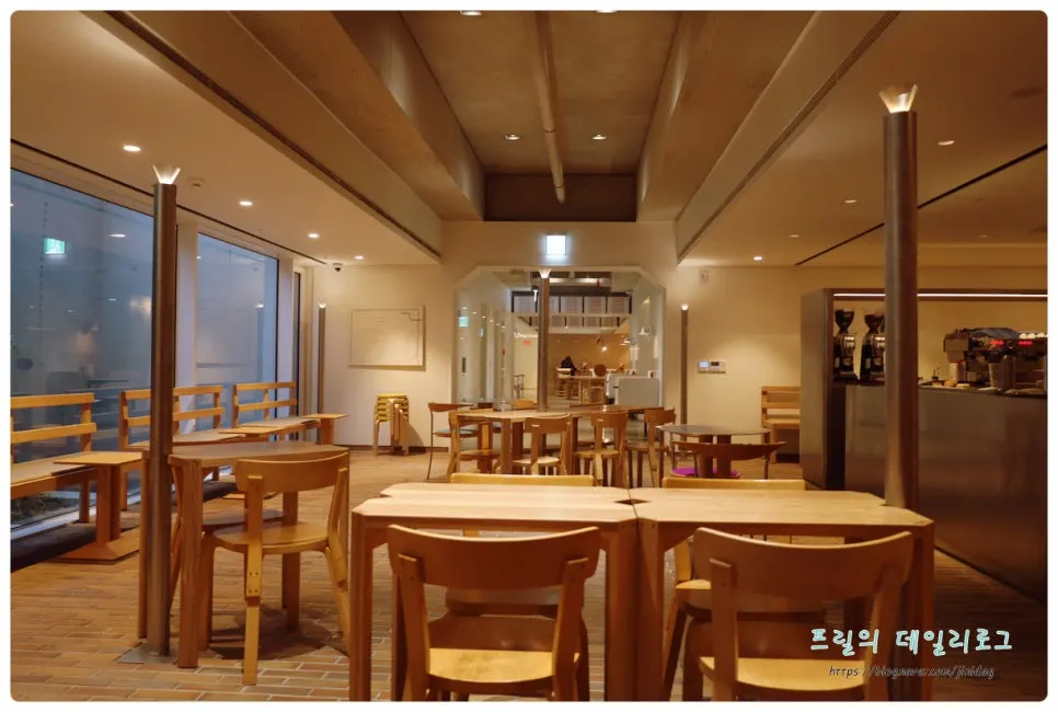 카페 옆 피자집이 있는 건물 주변
