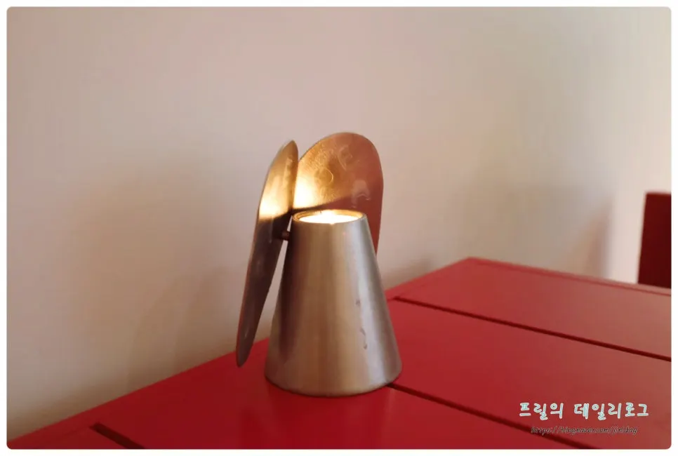 우드 톤 가구와 조명이 어우러진 매장 내부