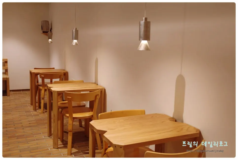 아담한 테이블이 놓인 조용한 좌석 공간