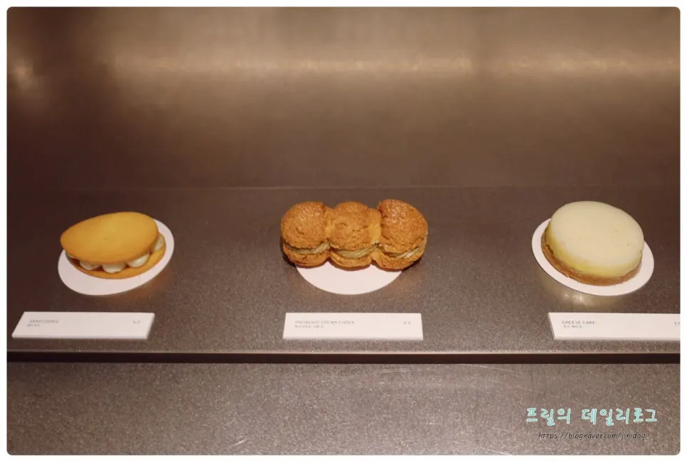 쇼케이스에 진열된 간단한 디저트류