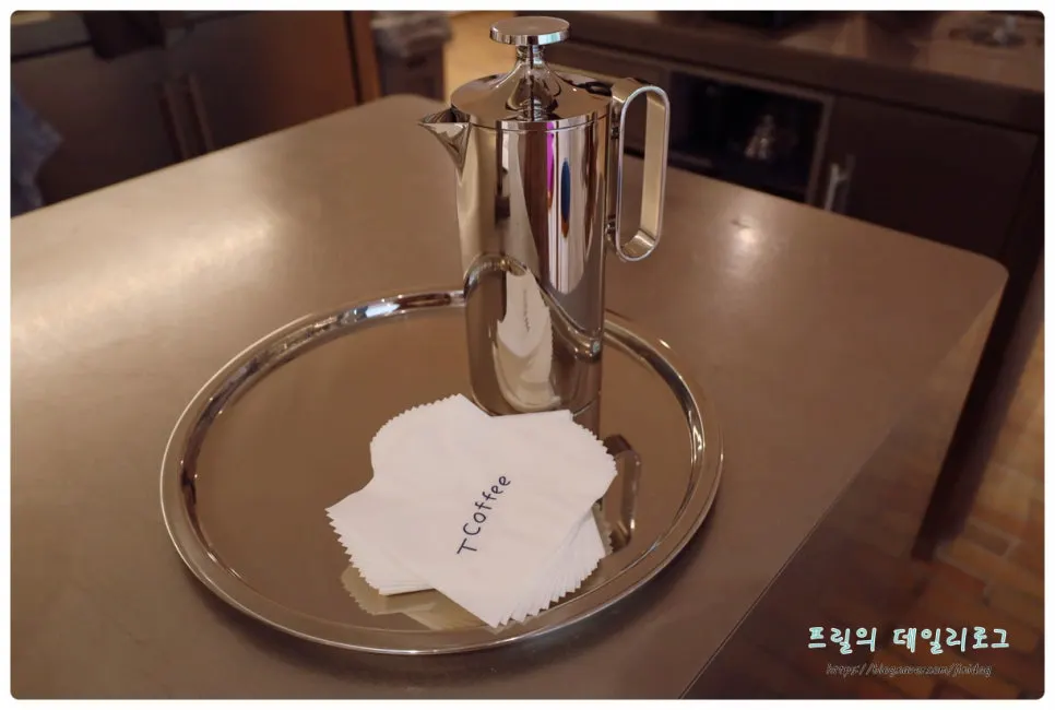 아메리카노와 말차 라떼 가격이 적힌 메뉴