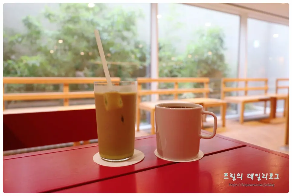 따뜻한 디카페인 아메리카노 한 잔