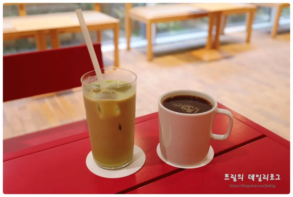 진한 초록빛 아이스 말차라떼