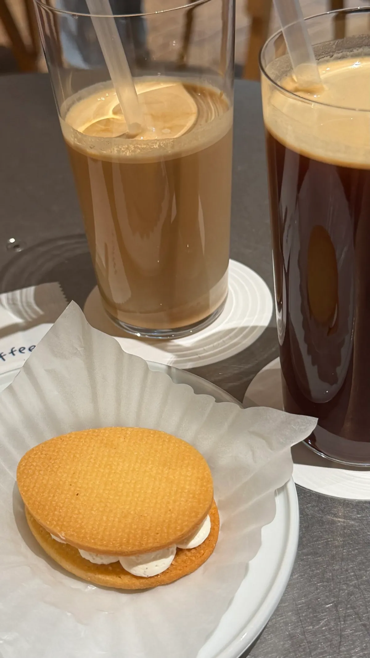 Iced americano, iced café latte, and a sand cookie