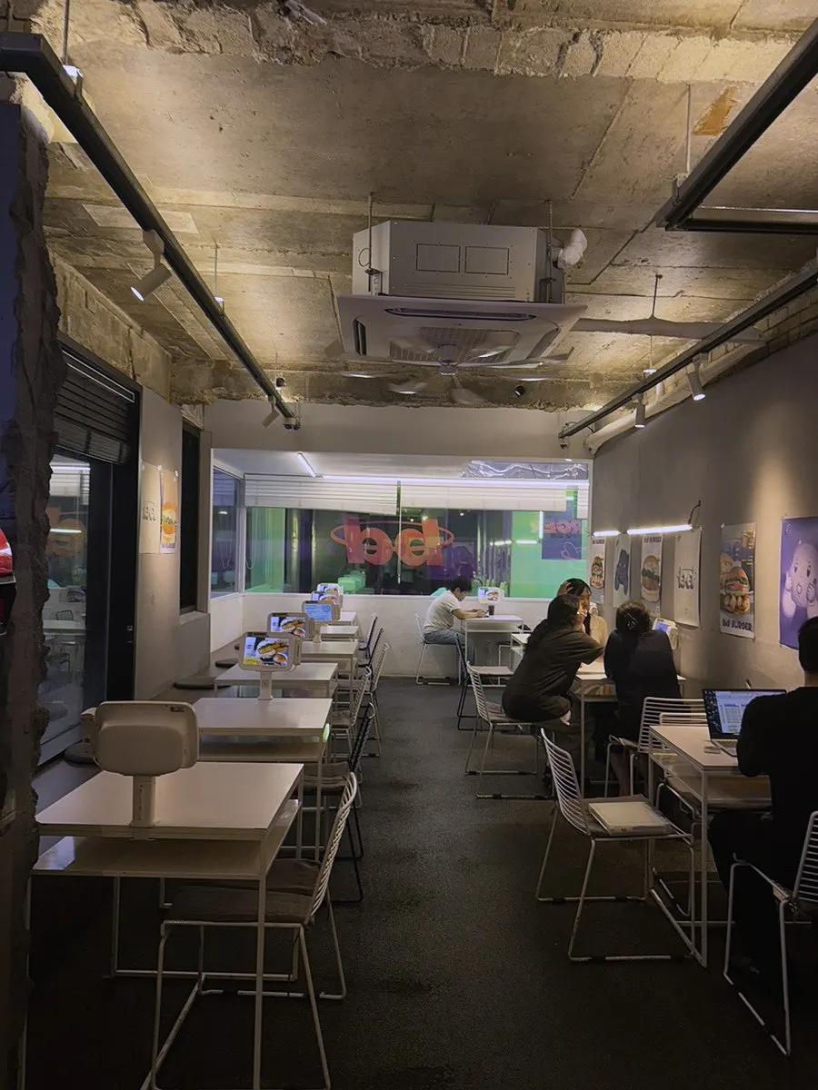 清水模天花板的bd Burger聖水店內