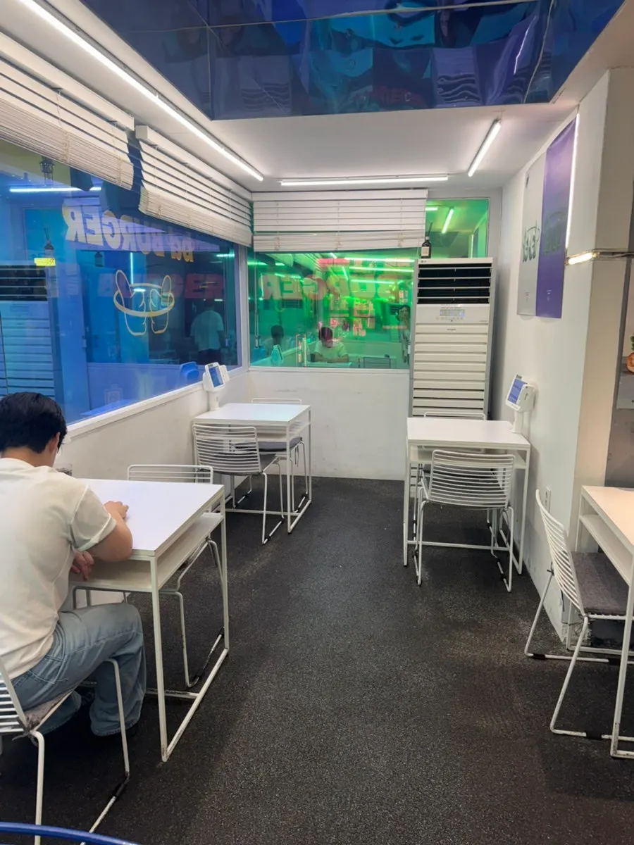 擺放2~4人座位的店內全景