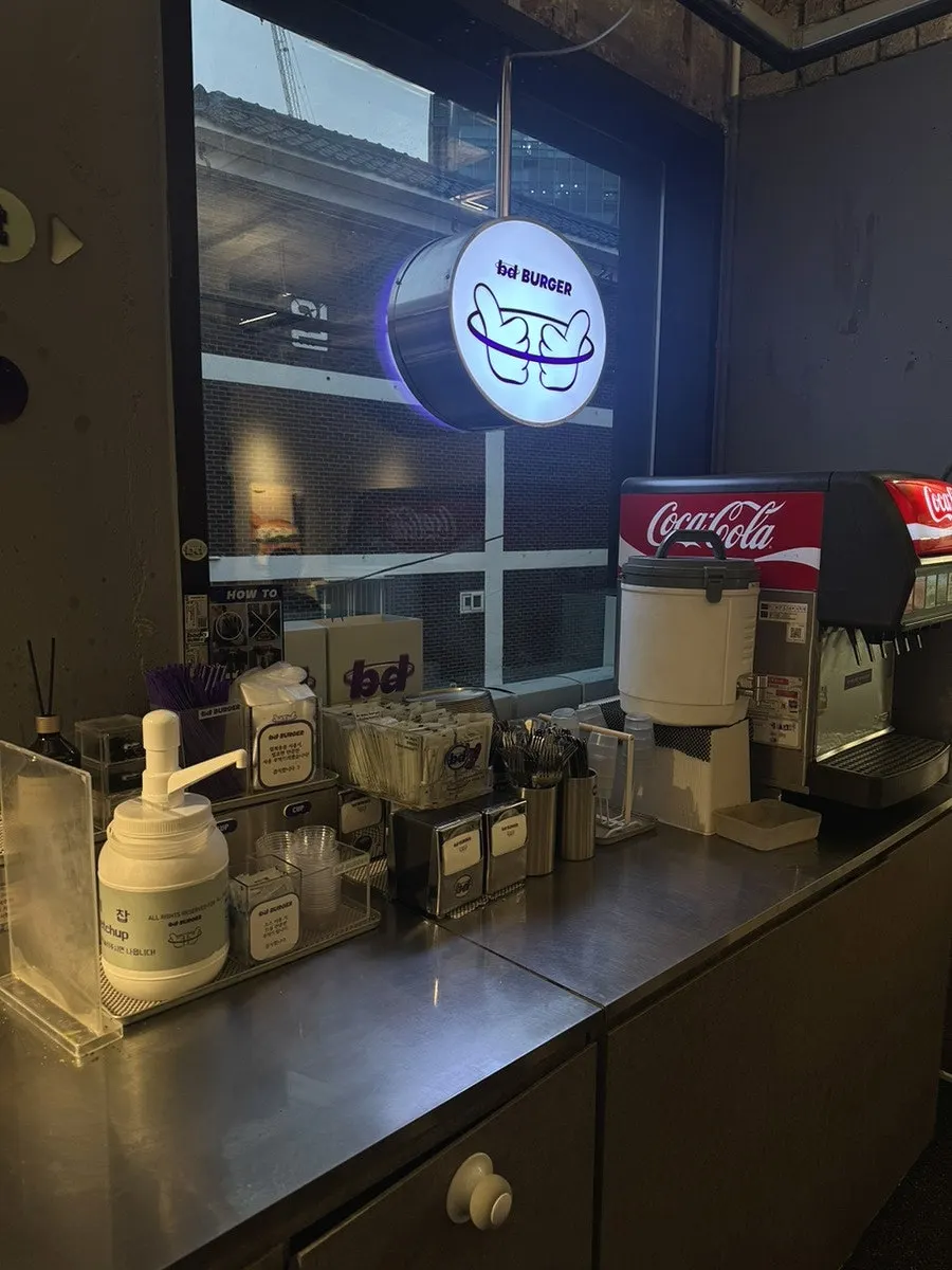 店門口取餐台附近景象