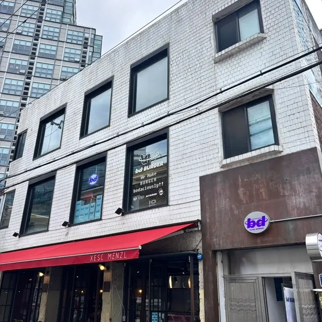 Exterior and entrance of bd Burger Seongsu