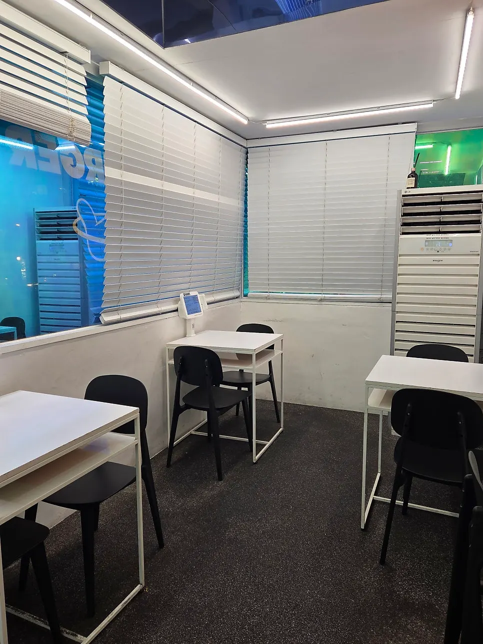 Two-person seating at bd Burger Seongsu