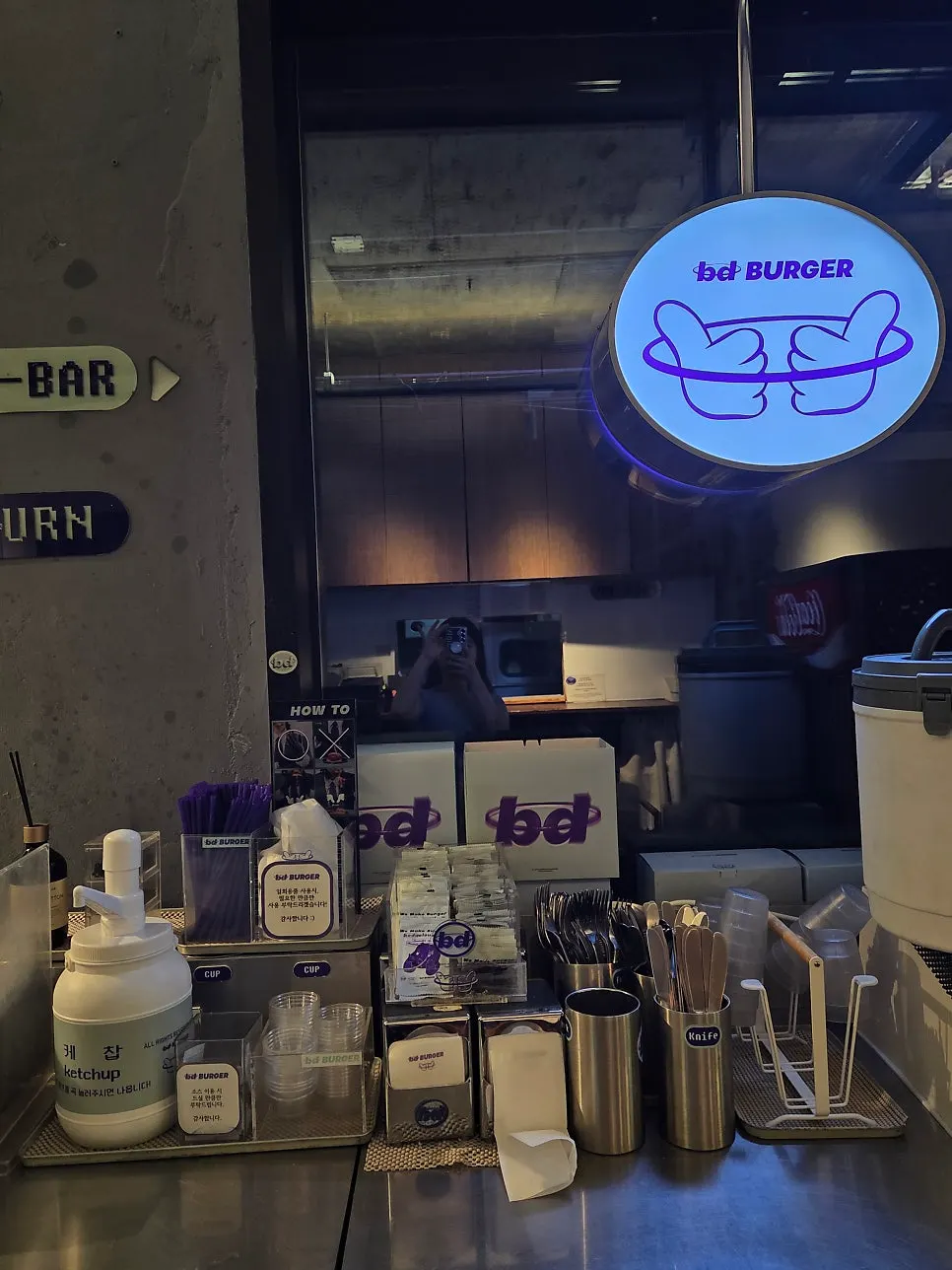 Self-bar for utensils and sauces at bd Burger