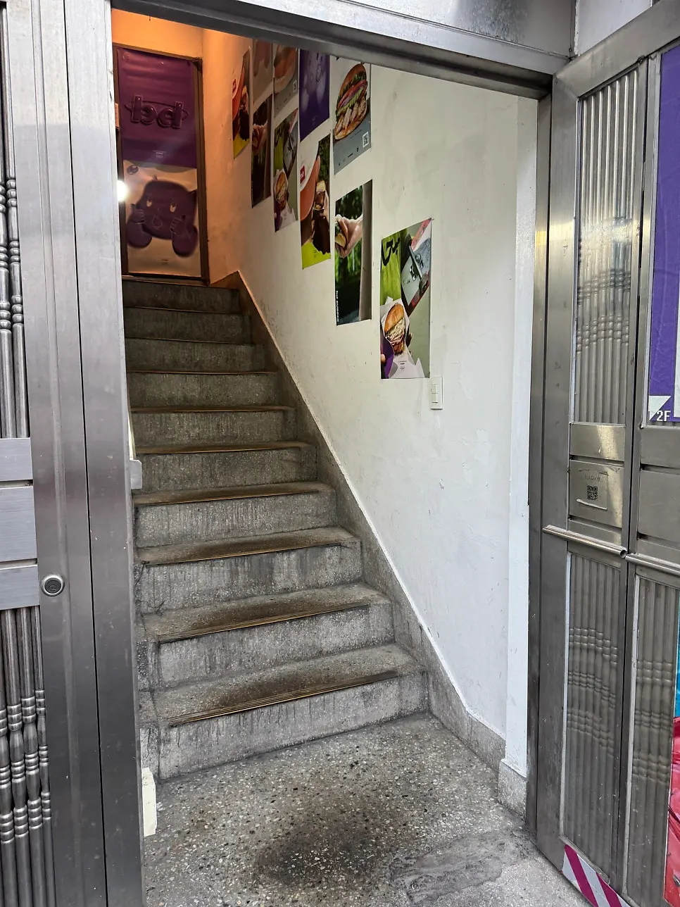 bd Burger Seongsu 2nd floor entrance poster and stairs