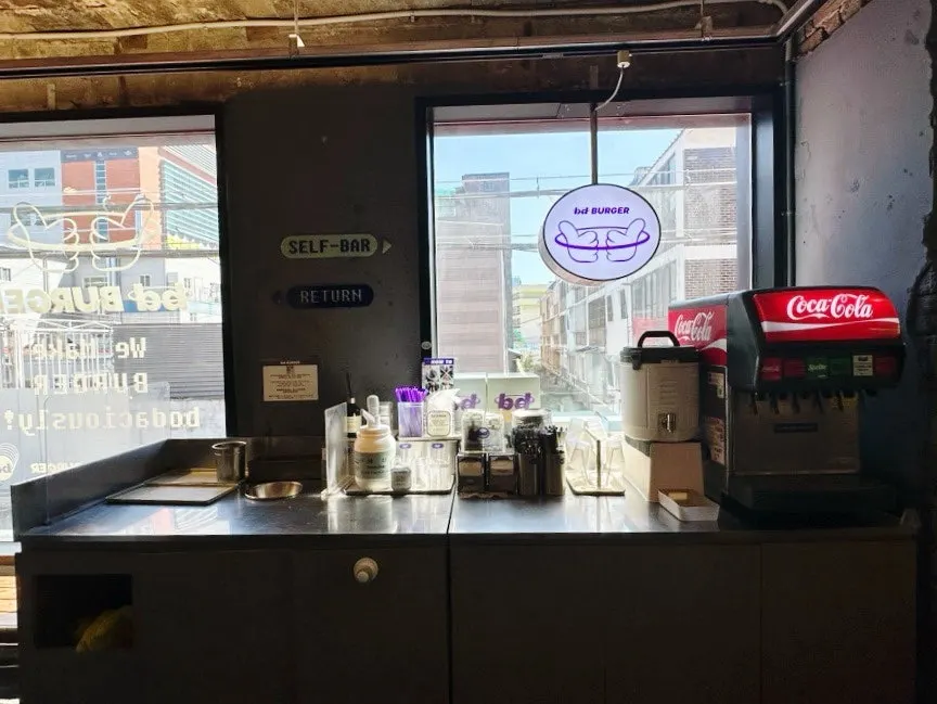 Pickup zone at the bd Burger entrance