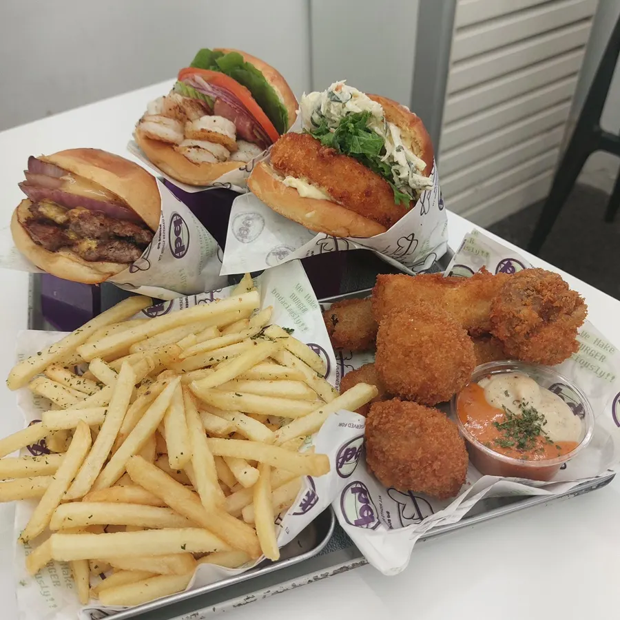 반으로 자른 더블 치즈 버거 단면