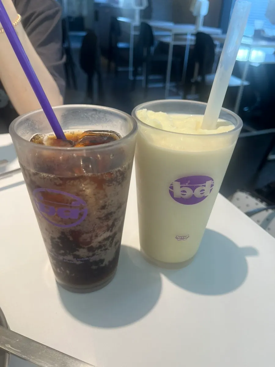 케찹과 집기를 가져오는 셀프바