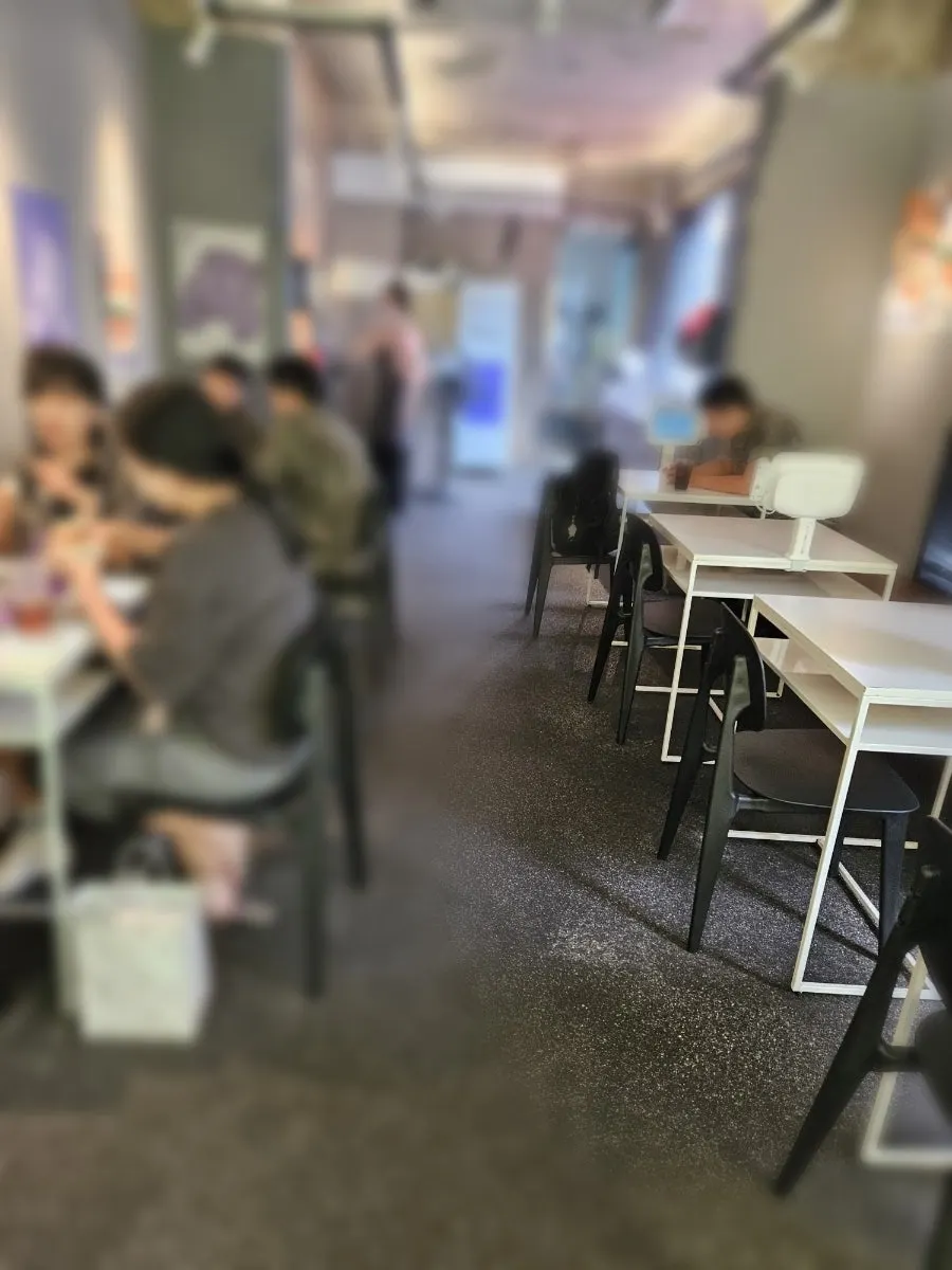 Dining room at bd Burger Seongsu filled with customers