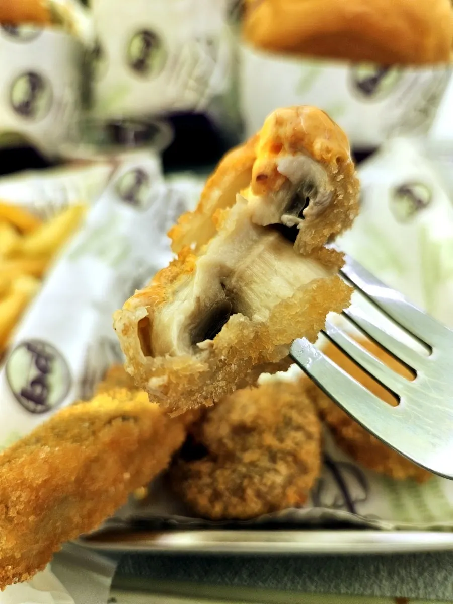 Plump fried mushroom fritter