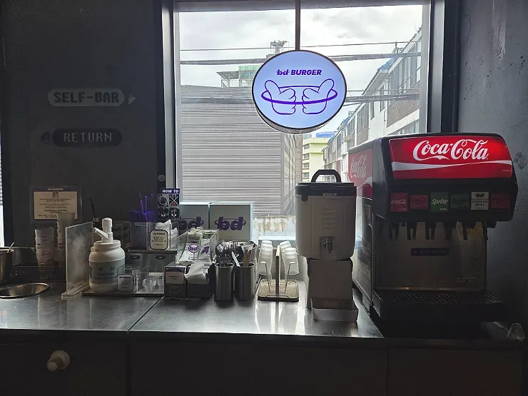bd버거 성수점 한쪽에 마련된 셀프바