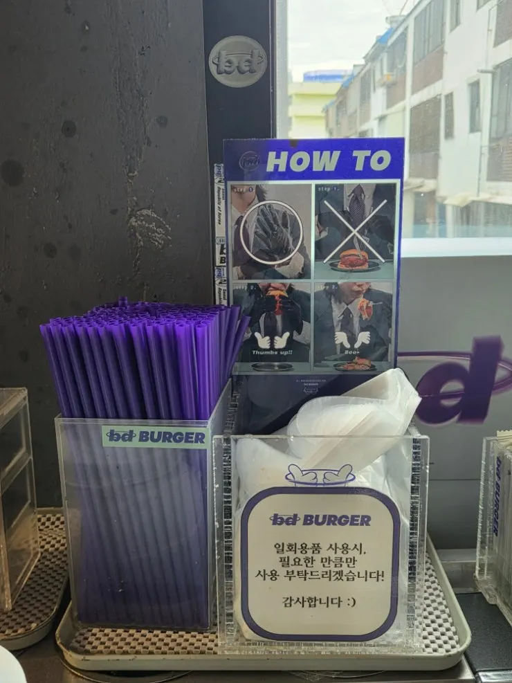 물티슈와 포크, 나이프, 앞접시가 준비된 셀프바
